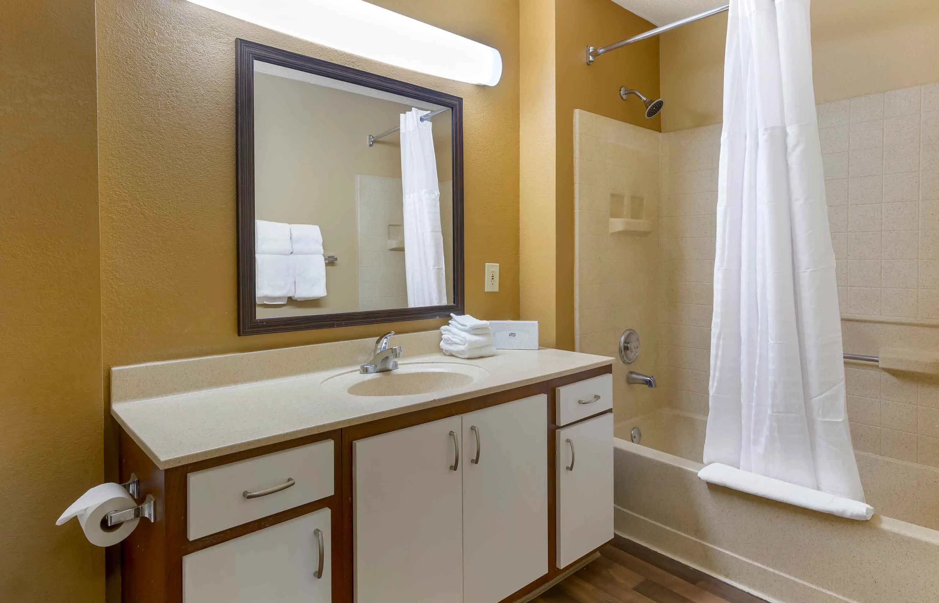 1 Bedroom Suite - 1 Queen Bed