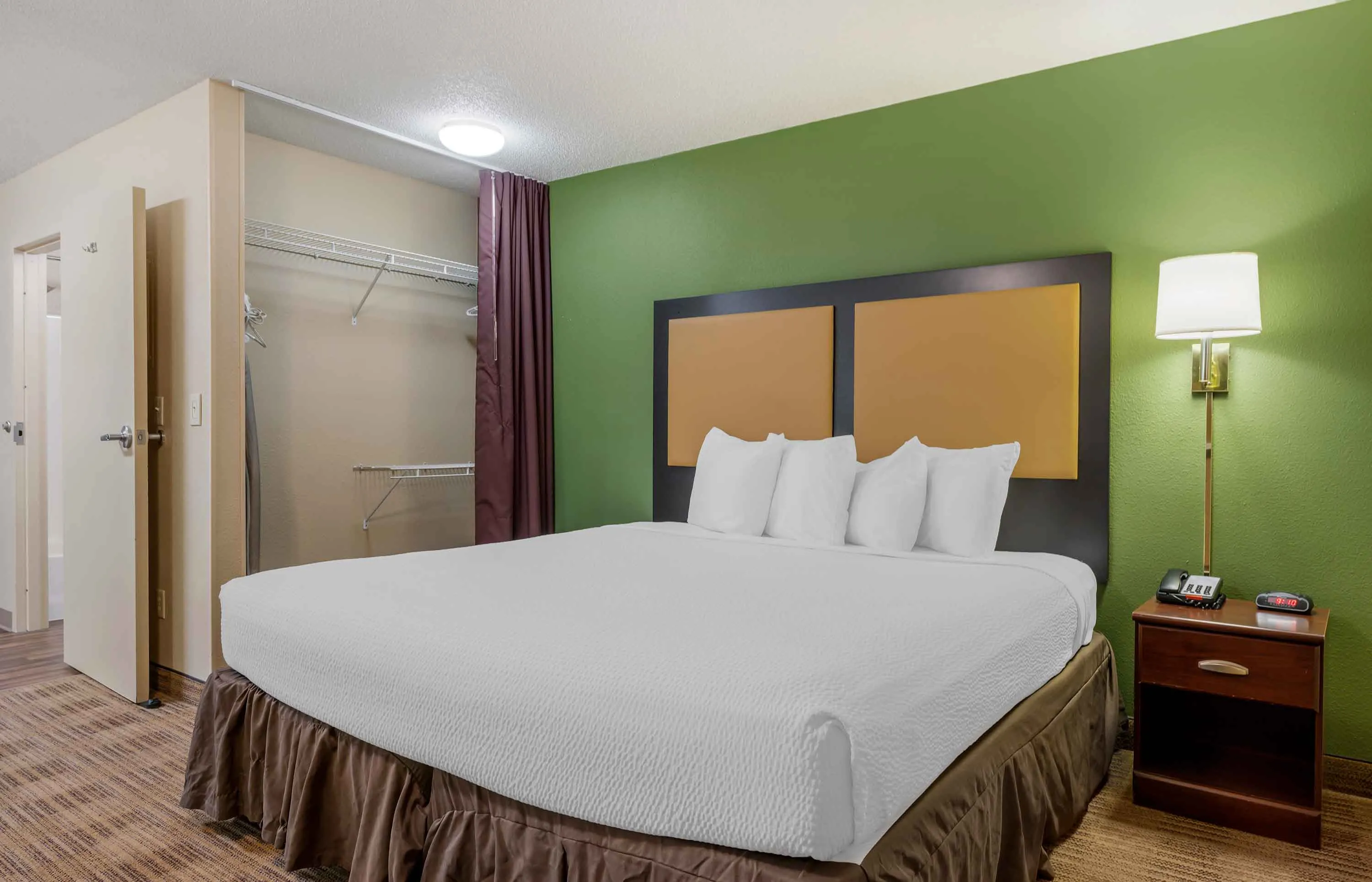 Deluxe Studio - 1 King Bed