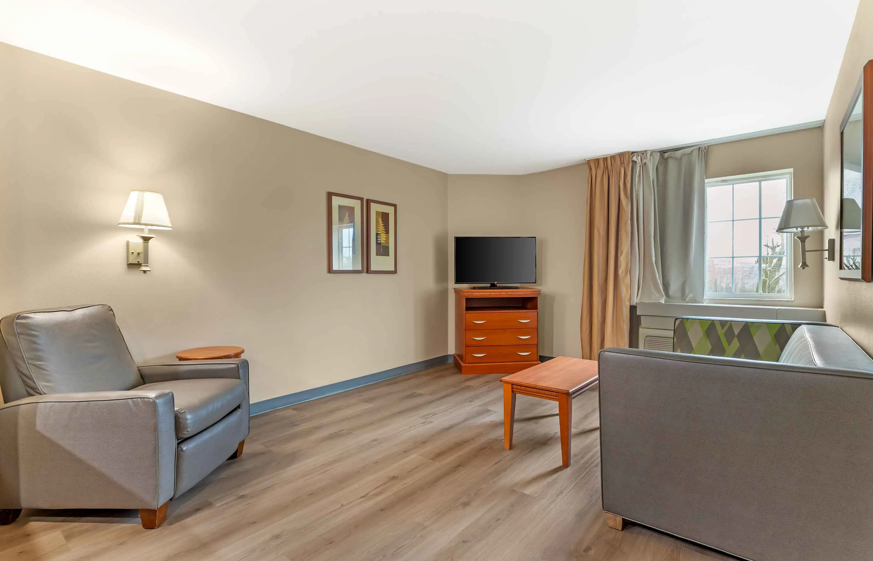 1 Bedroom Suite - 1 King Bed