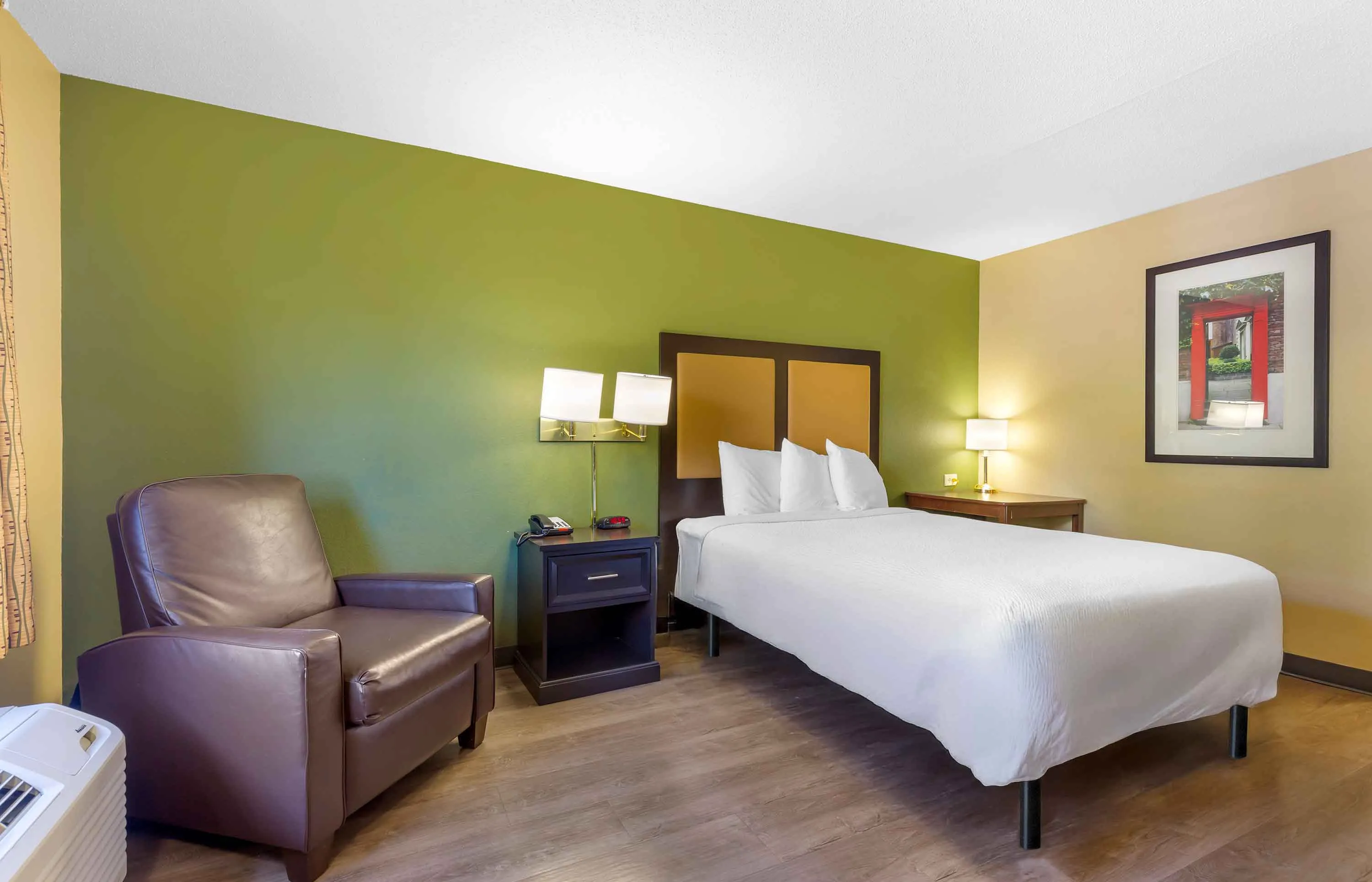 Deluxe Studio - 1 Full Bed