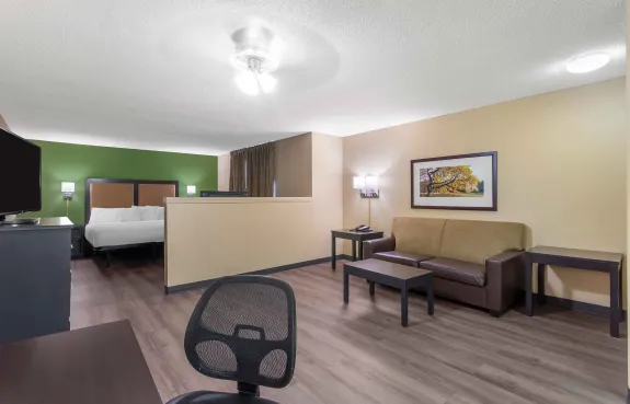 1 Bedroom Suite - 1 Queen Bed