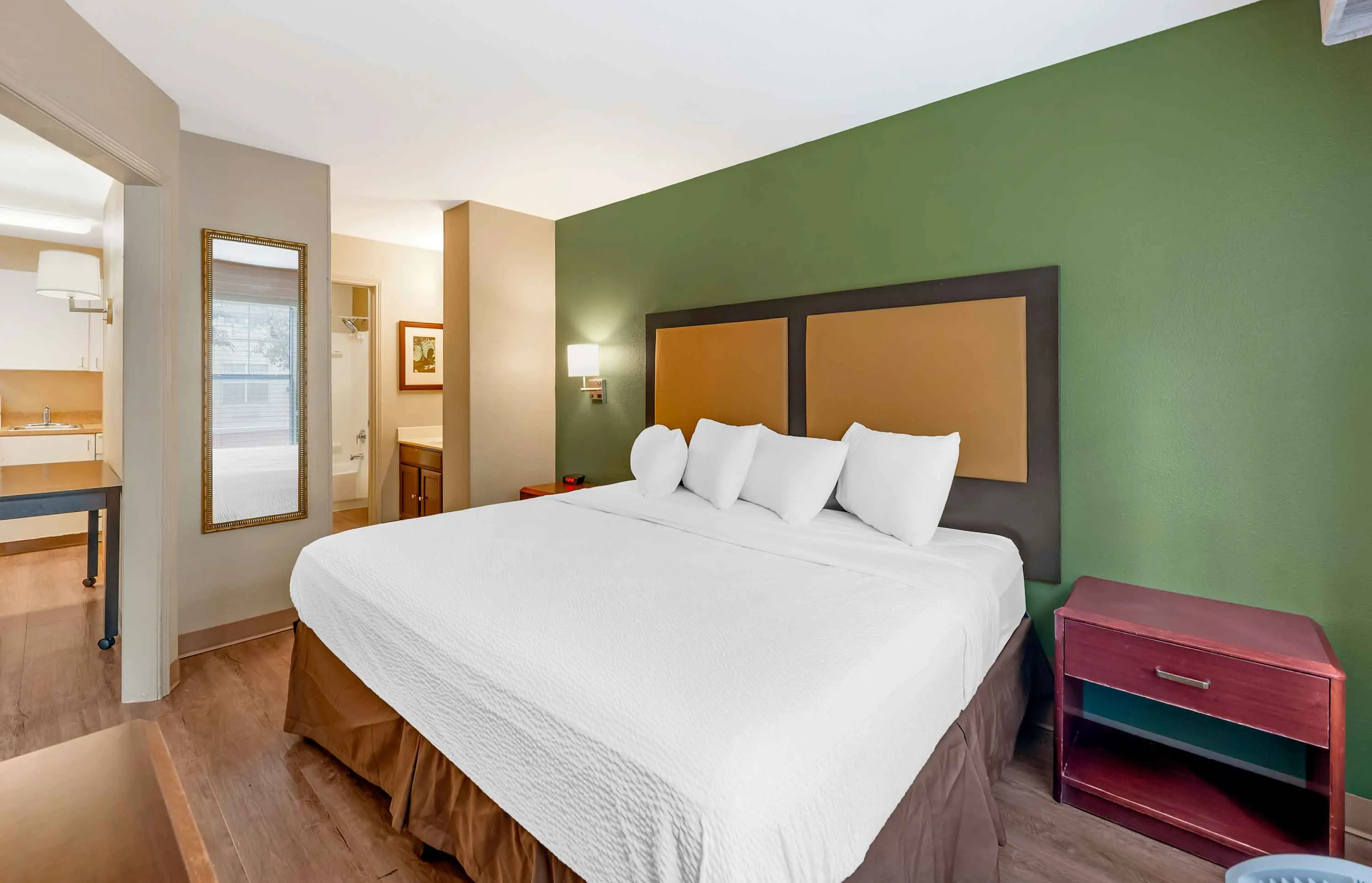 1 Bedroom Suite - 1 King Bed