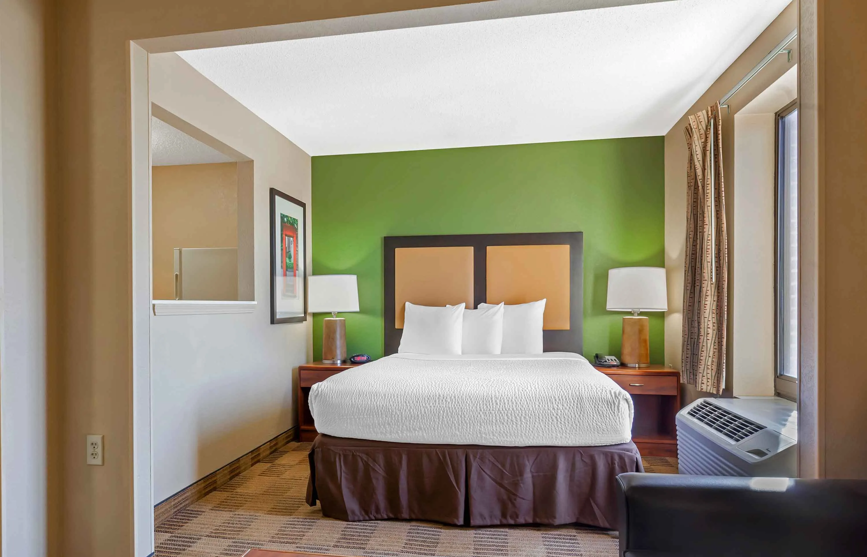 Deluxe Studio - 1 Queen Bed