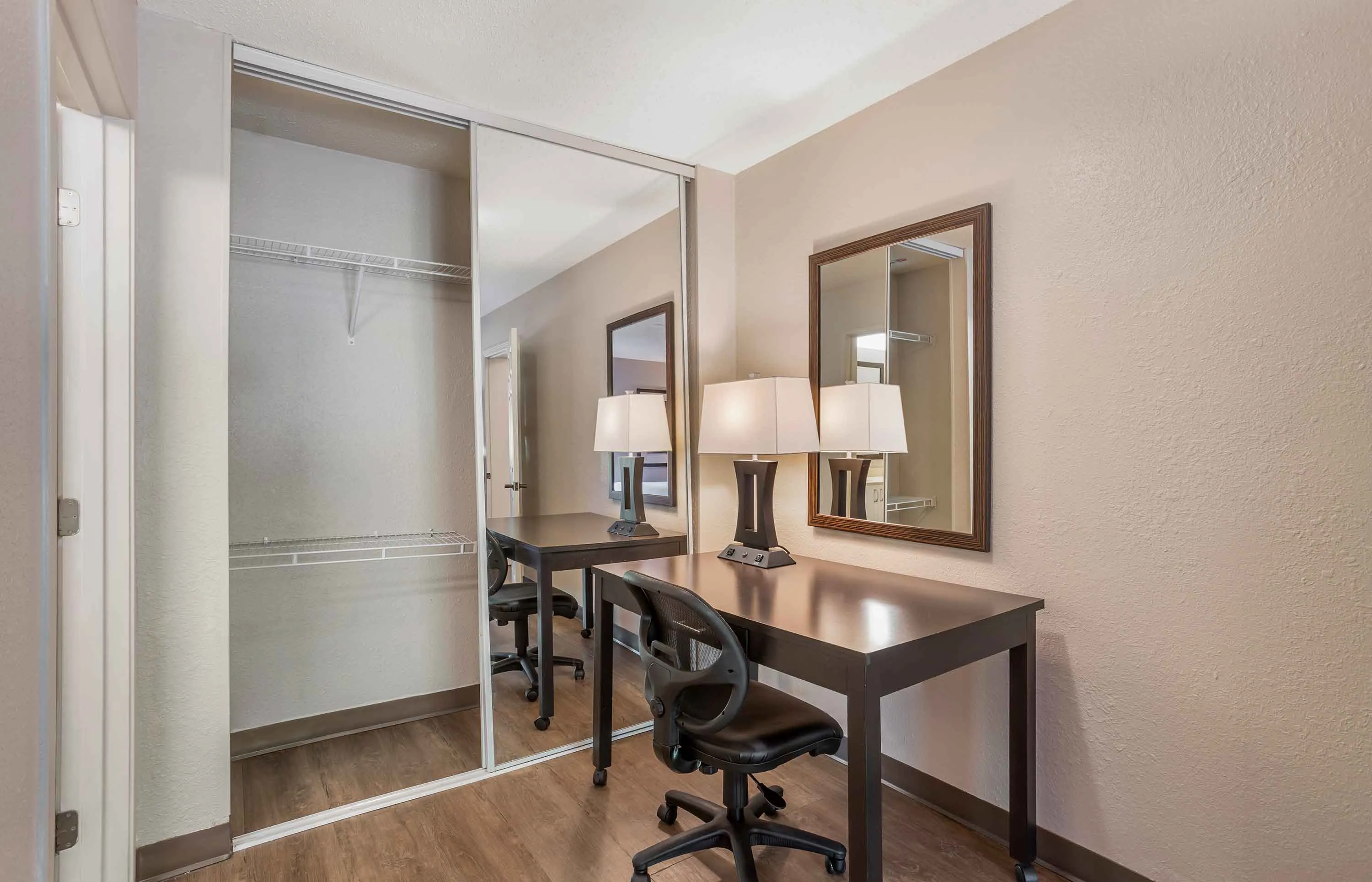 1 Bedroom Suite - 1 King Bed