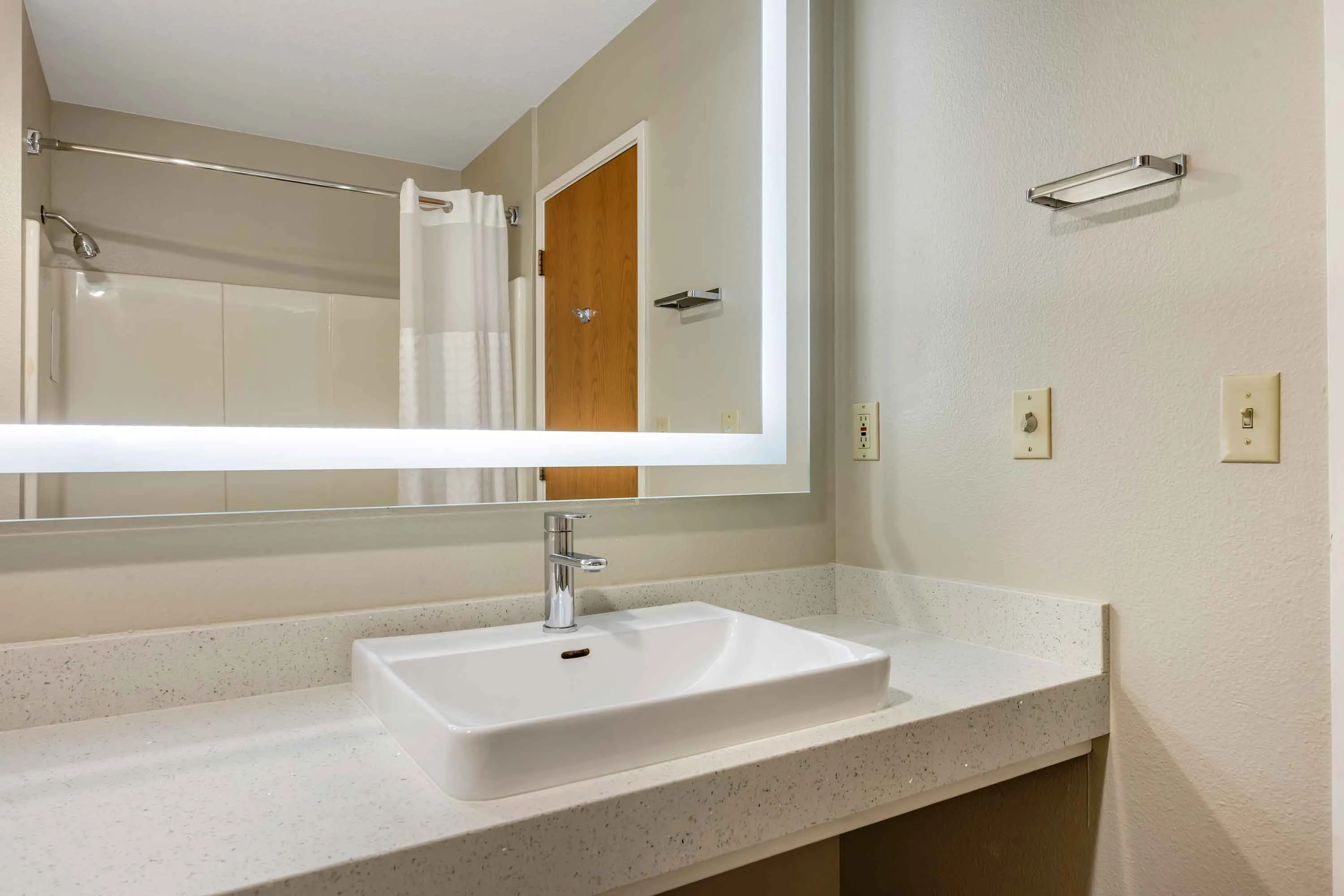 1 Bedroom Suite - 1 King Bed