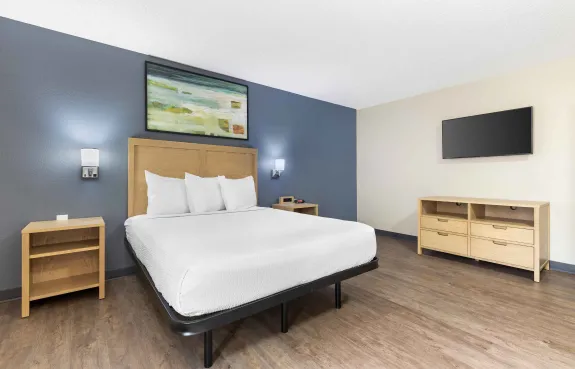 1 Bedroom Suite - 1 Queen Bed