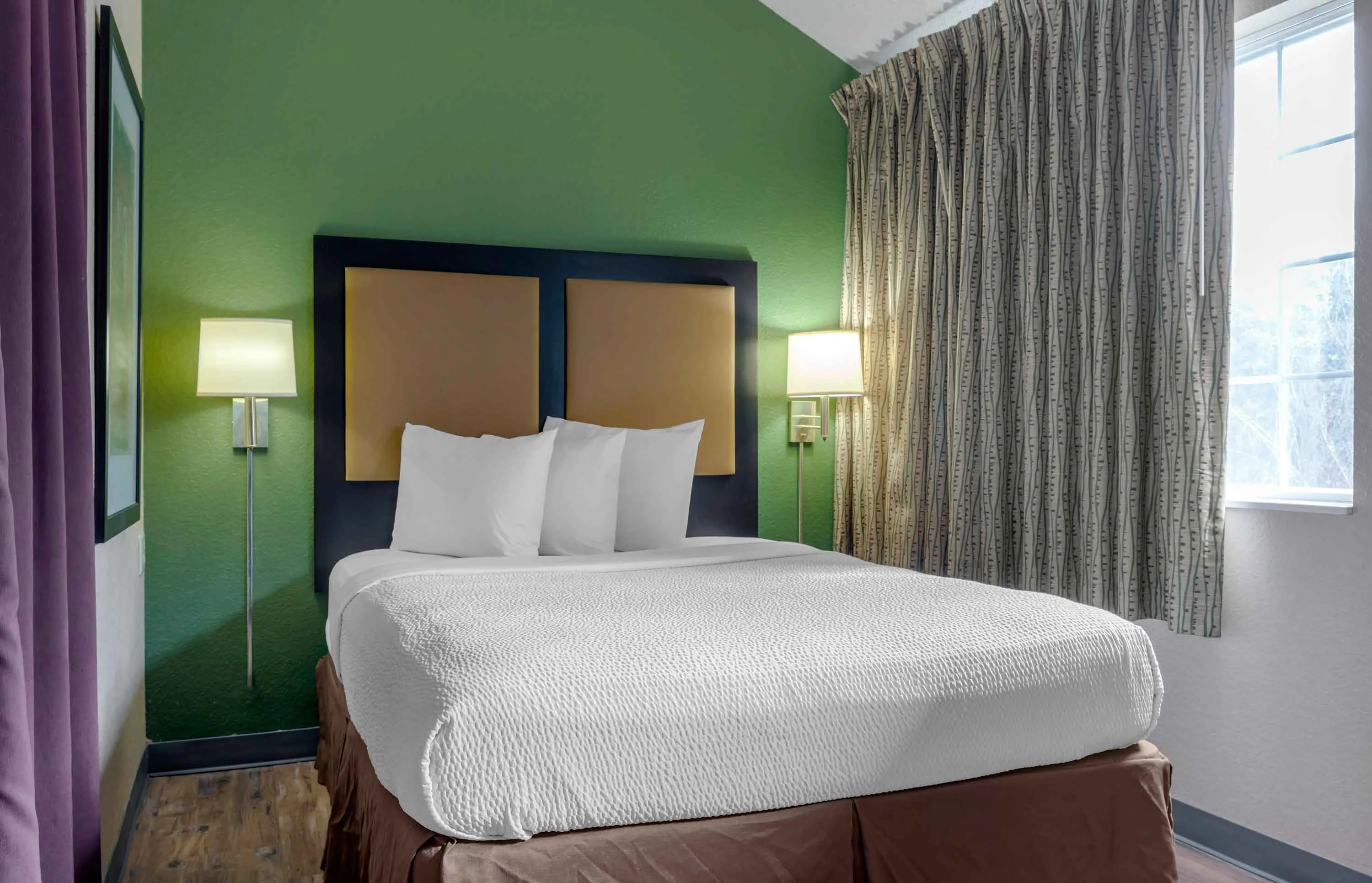 Deluxe Studio - 1 Queen Bed