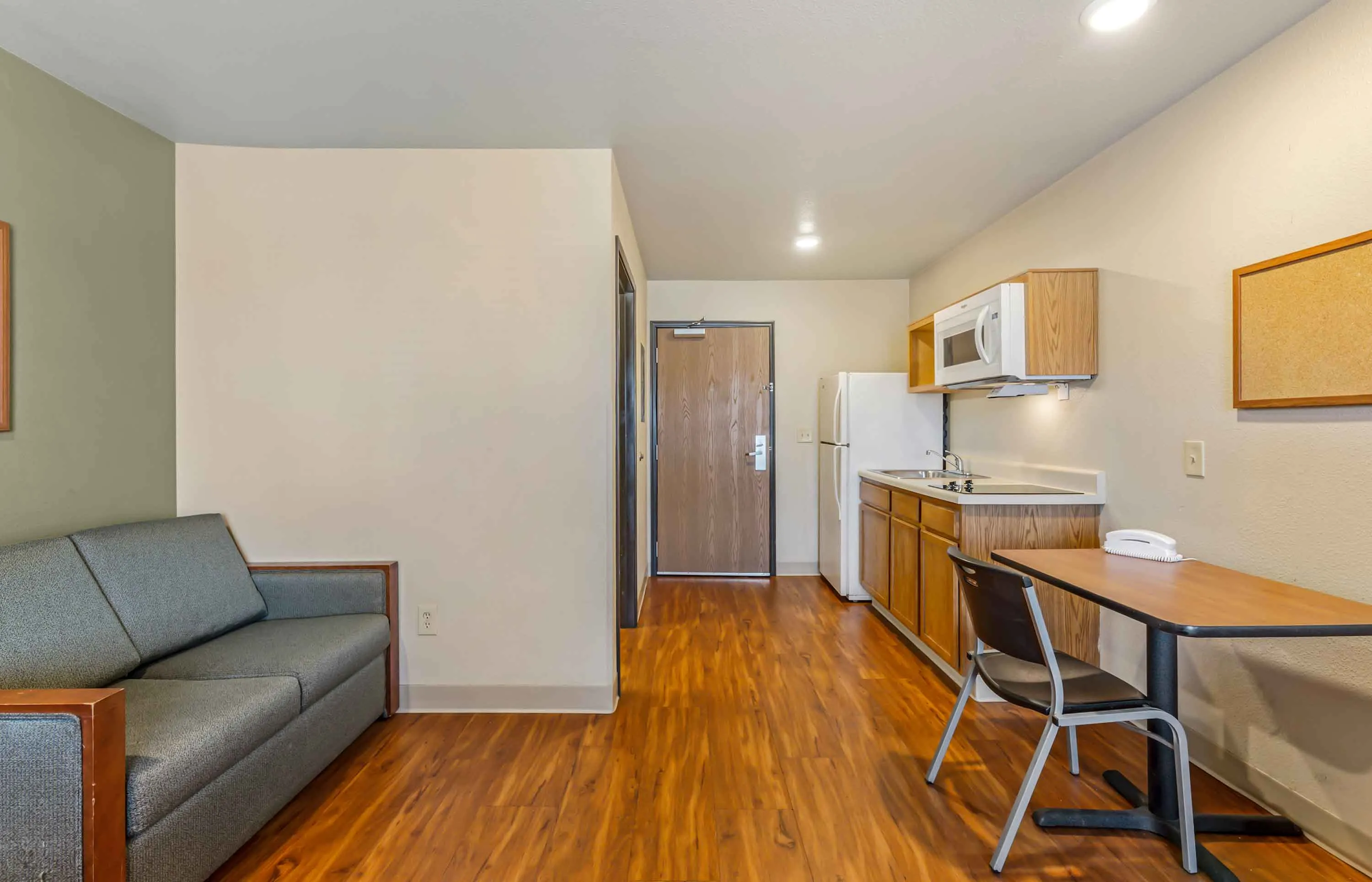 Deluxe Studio - 1 Full Bed