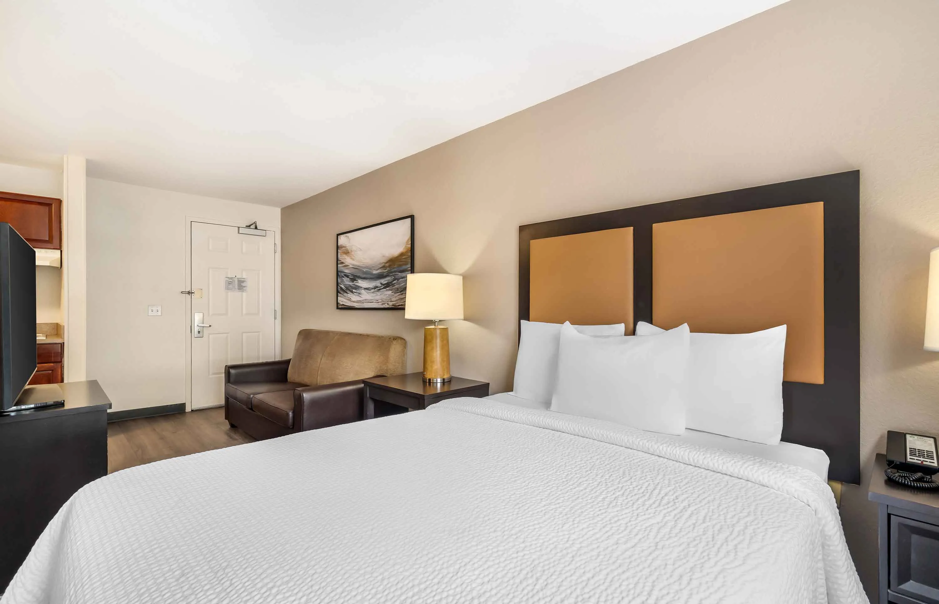 Deluxe Studio - 1 Queen Bed