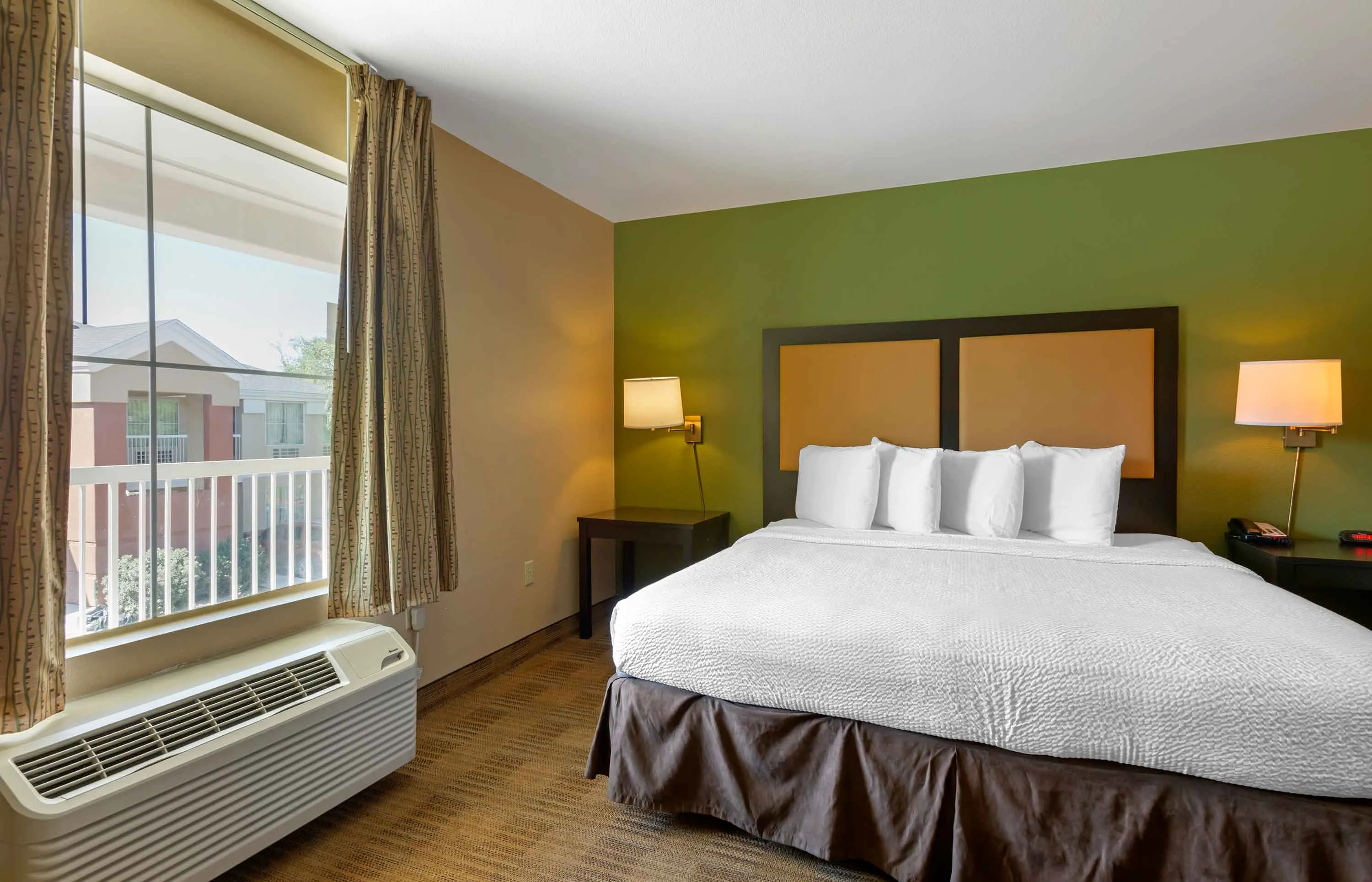 Deluxe Studio - 1 King Bed