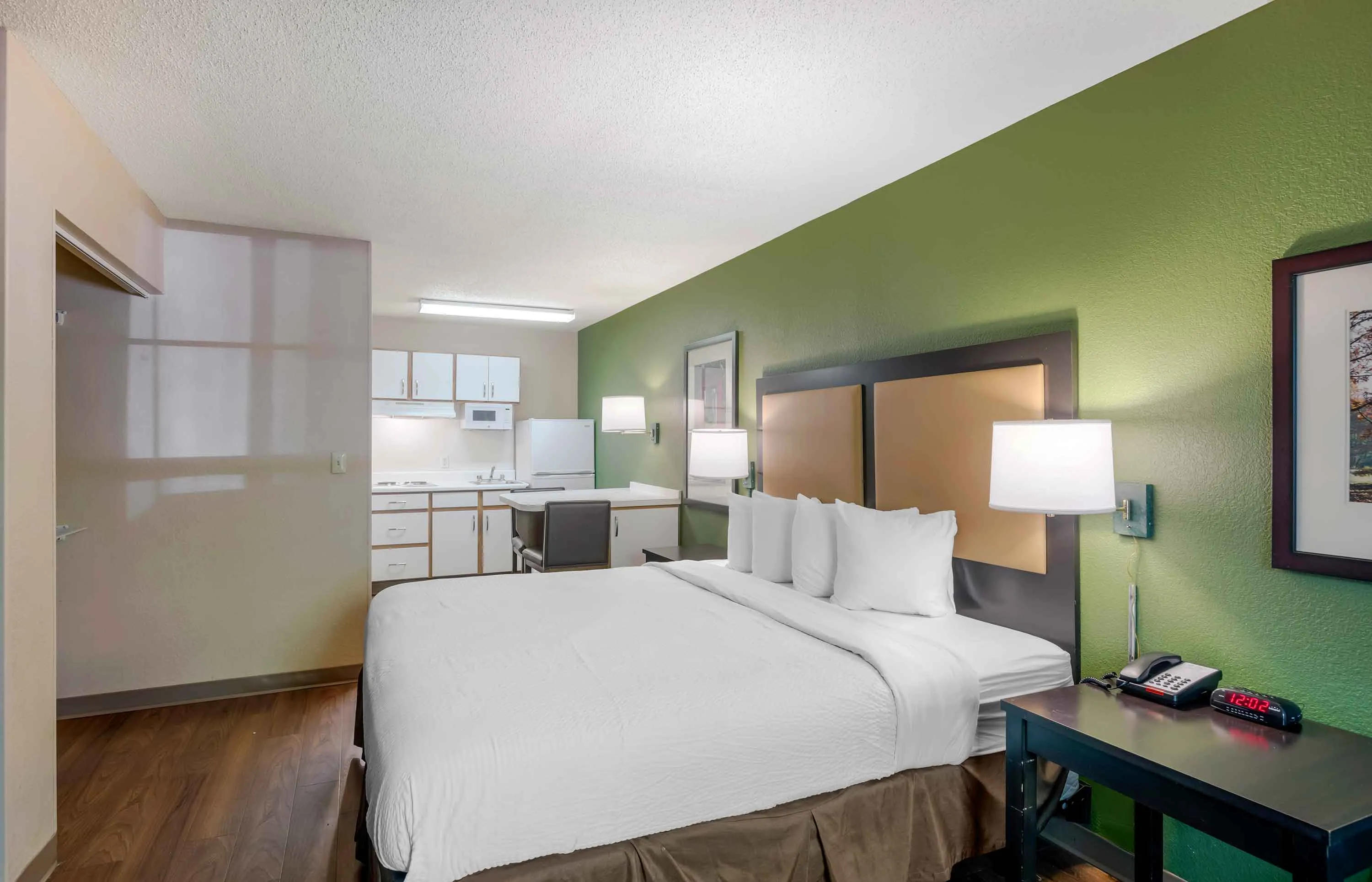 Deluxe Studio - 1 King Bed