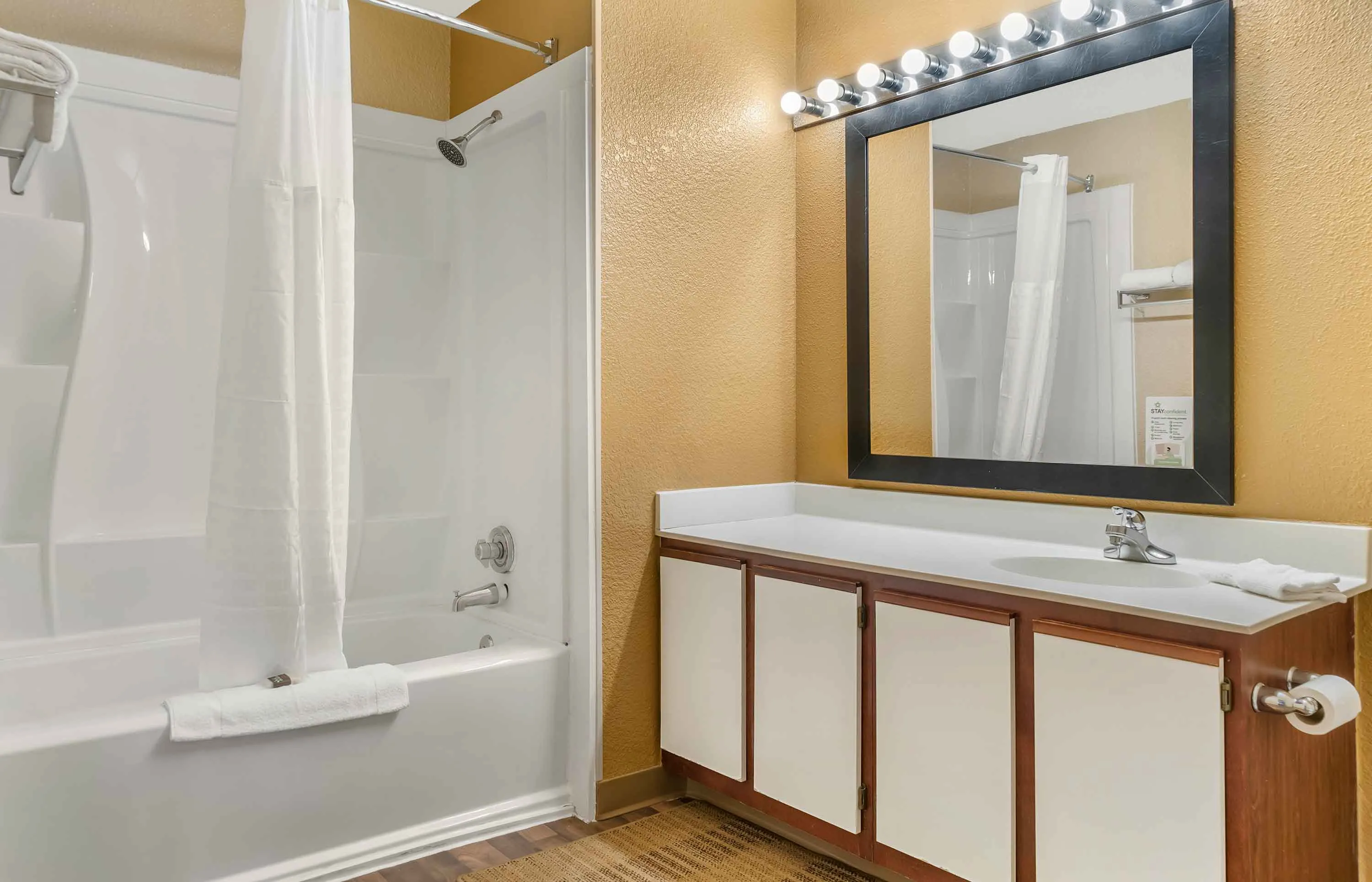1 Bedroom Suite - 1 Queen Bed