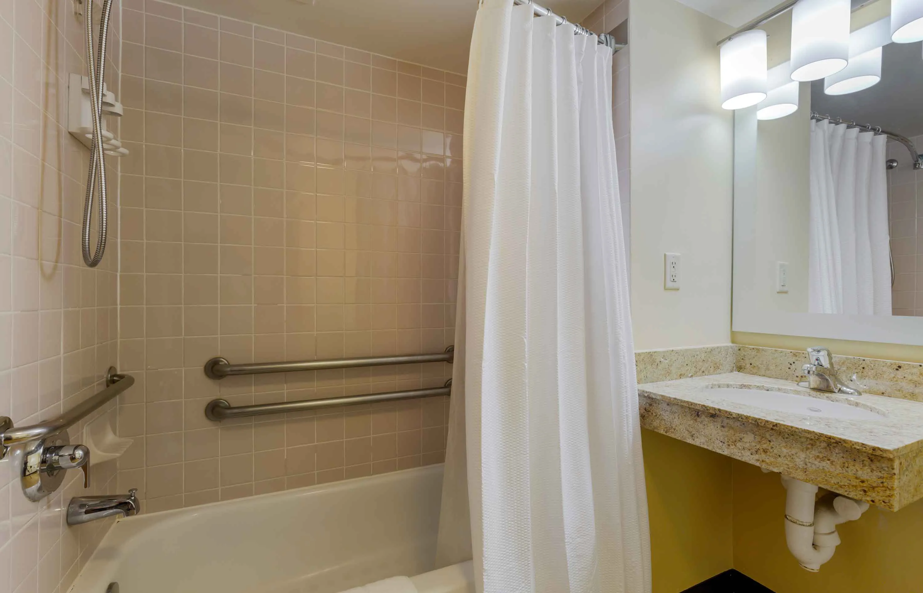 1 Bedroom Suite - 1 Queen Bed