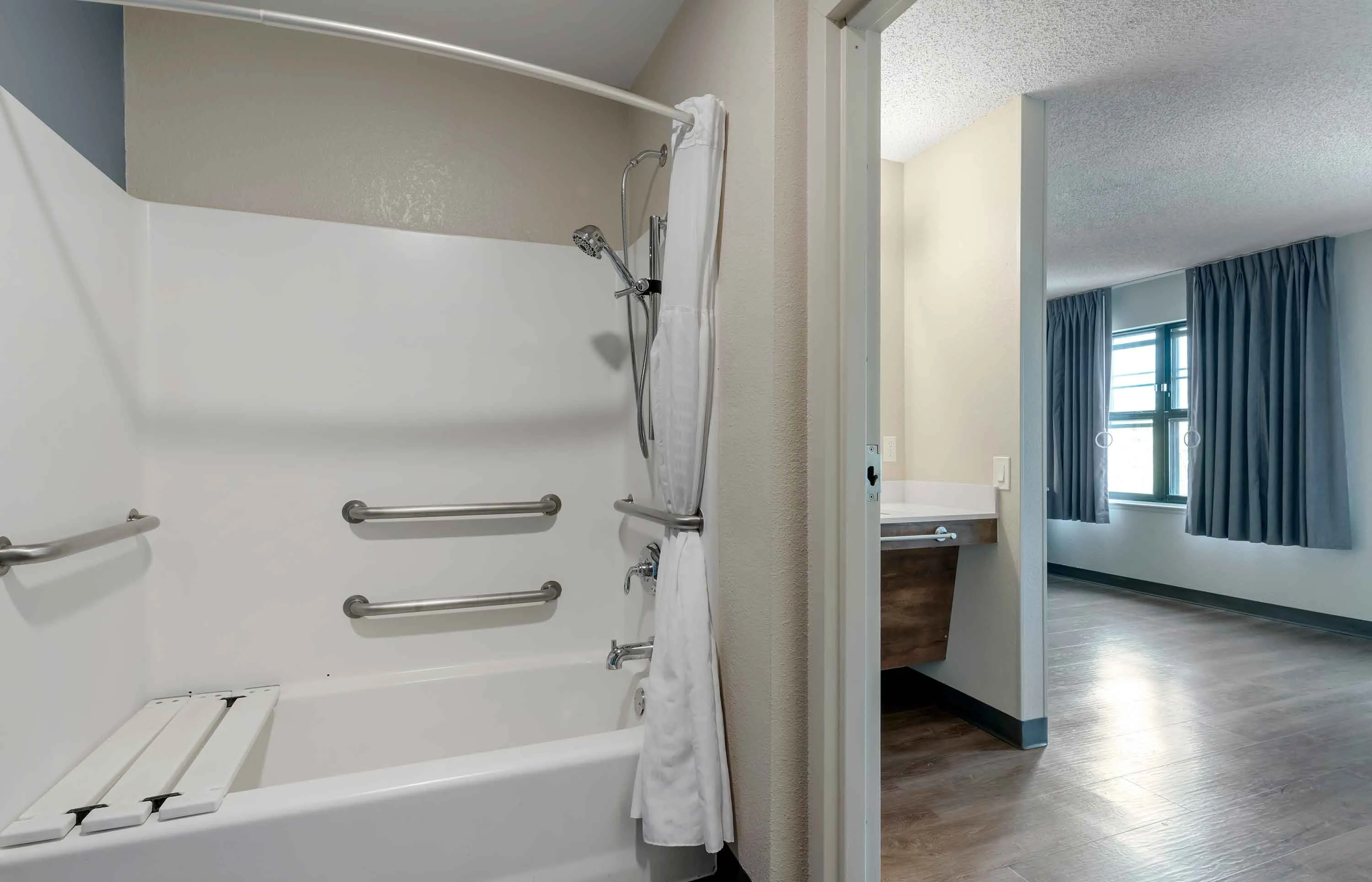 1 Bedroom Suite - 1 Queen Bed
