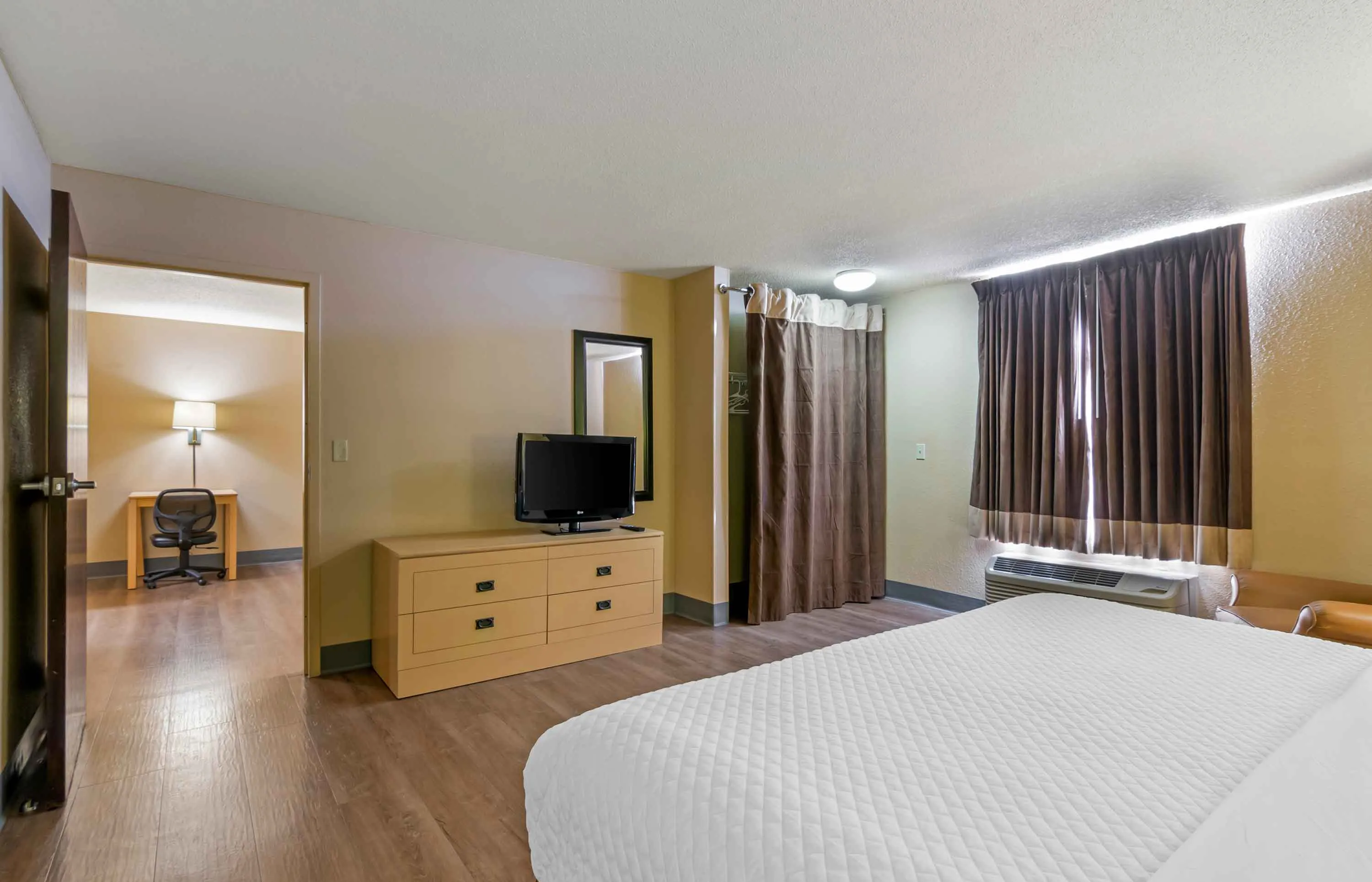 1 Bedroom Suite - 1 King Bed