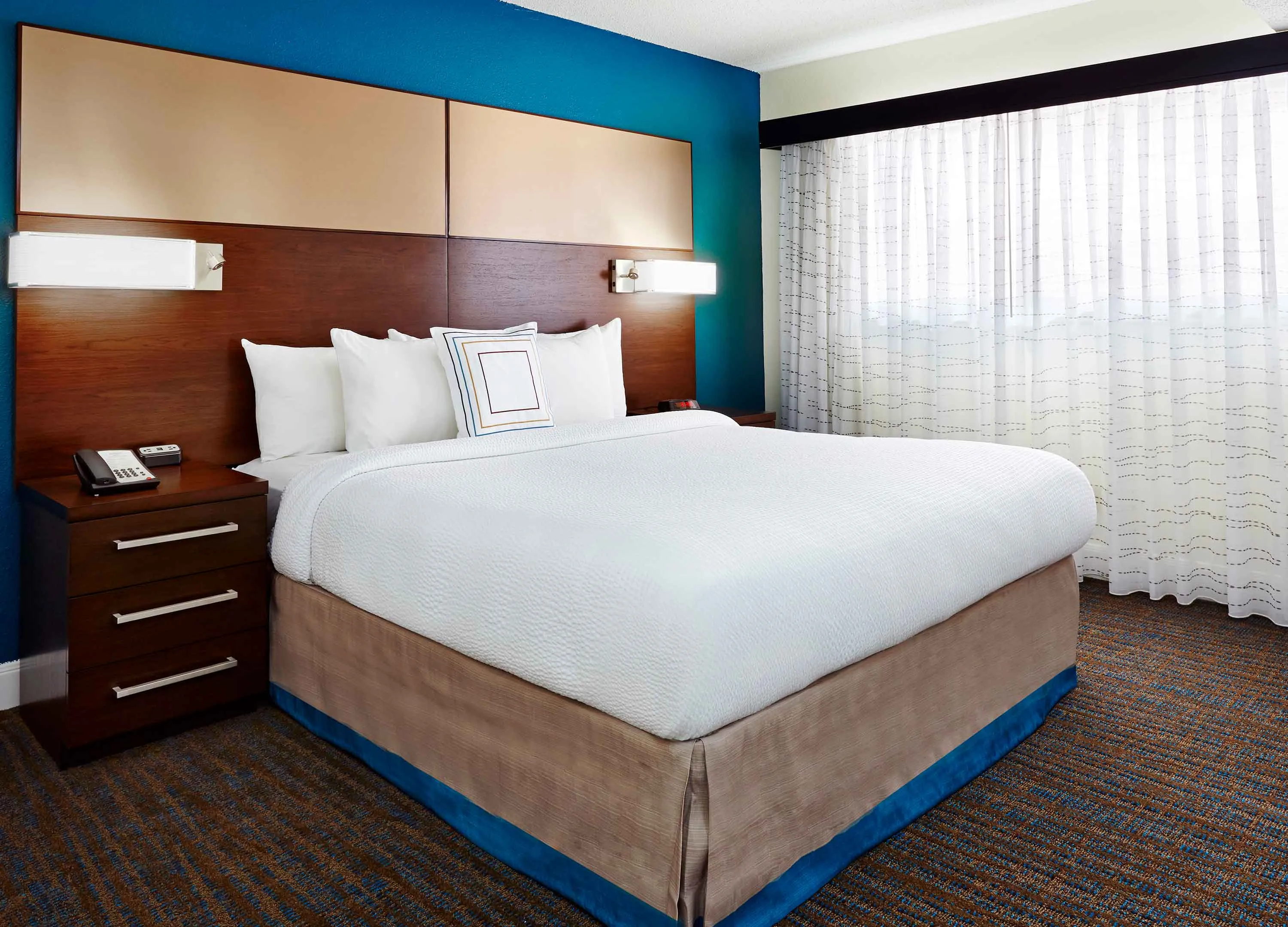 Deluxe Studio - 1 Queen Bed