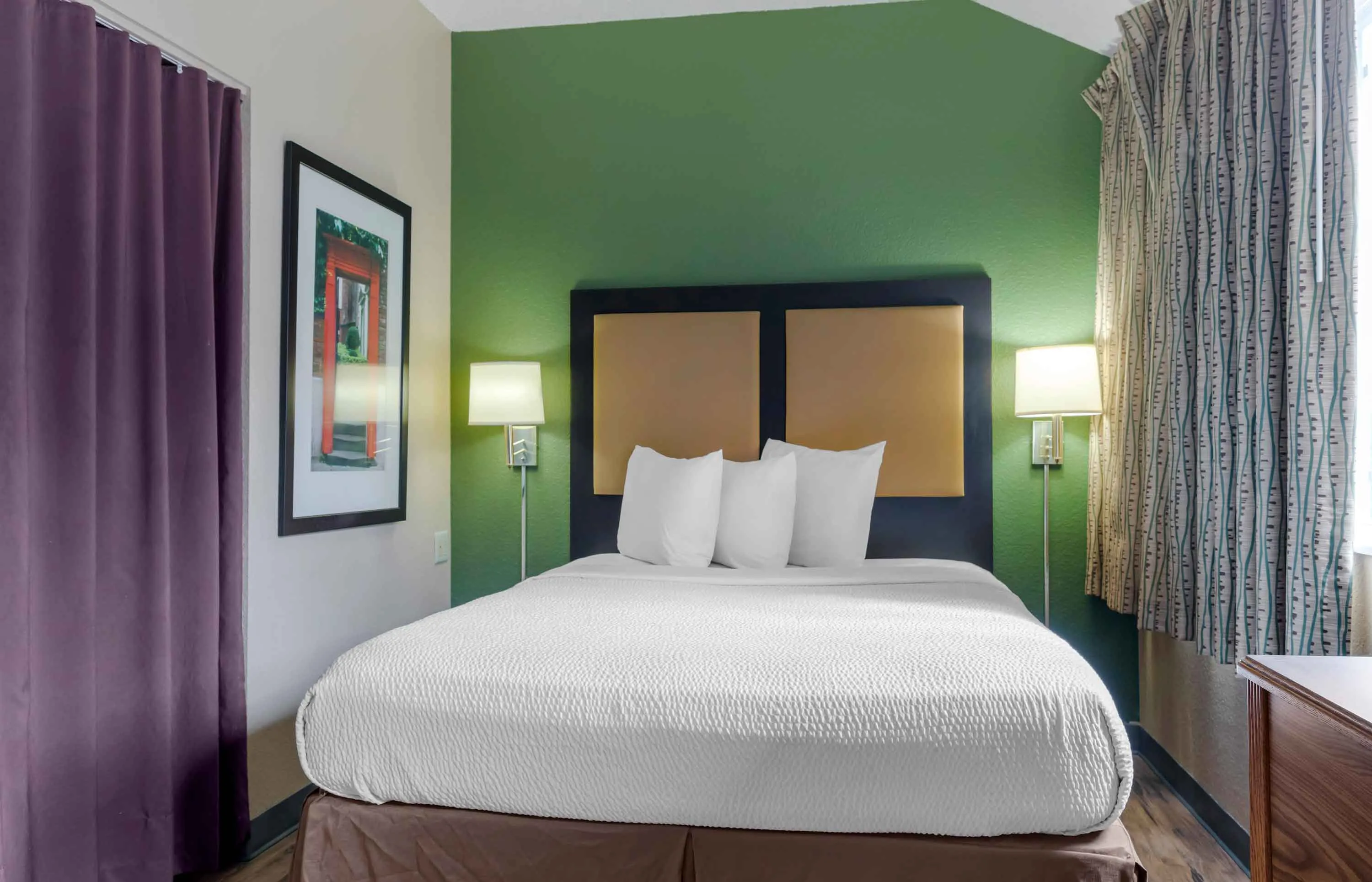 Deluxe Studio - 1 Queen Bed