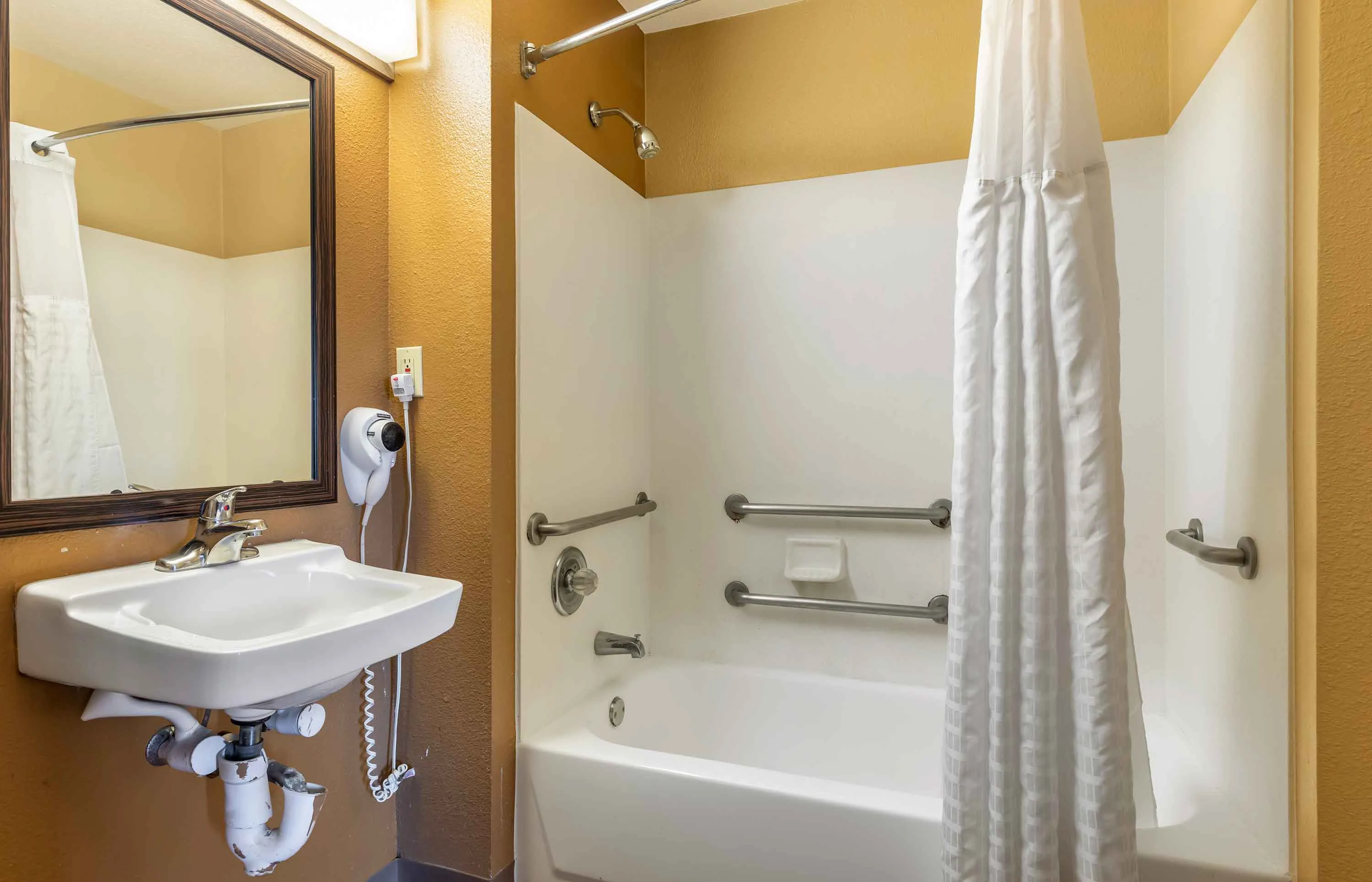 Deluxe Studio - 1 Full Bed