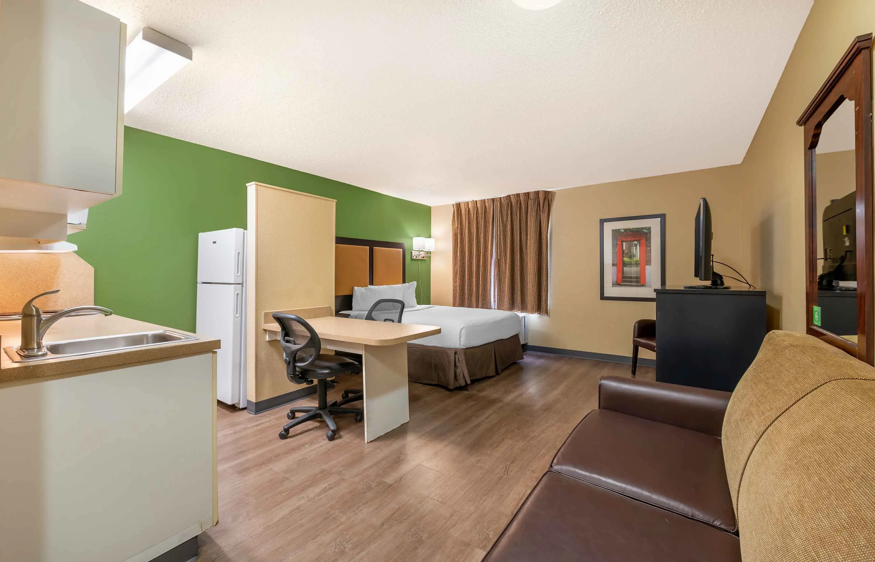 Deluxe Studio - 1 King Bed