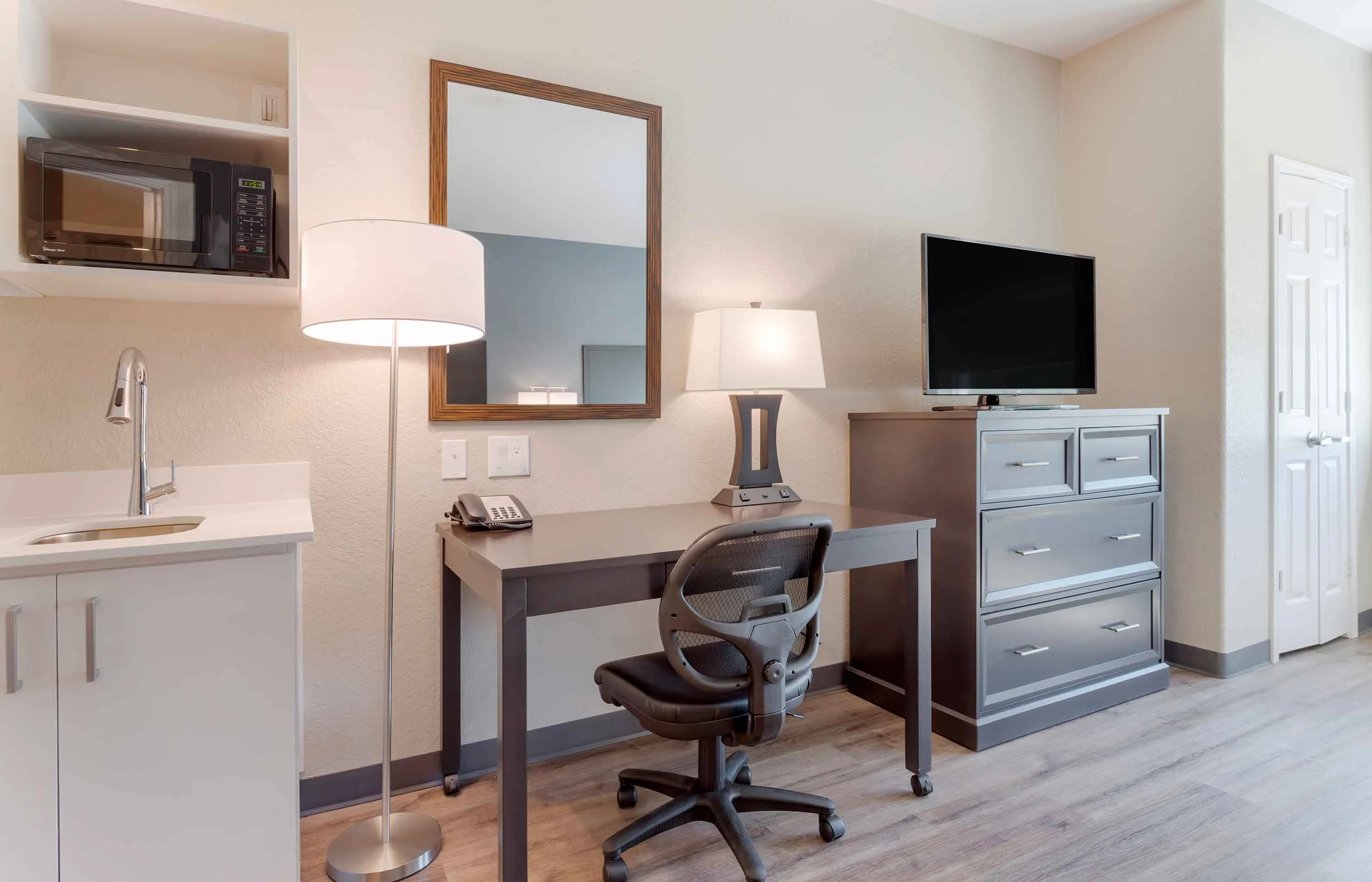 1 Bedroom Suite - 1 King Bed
