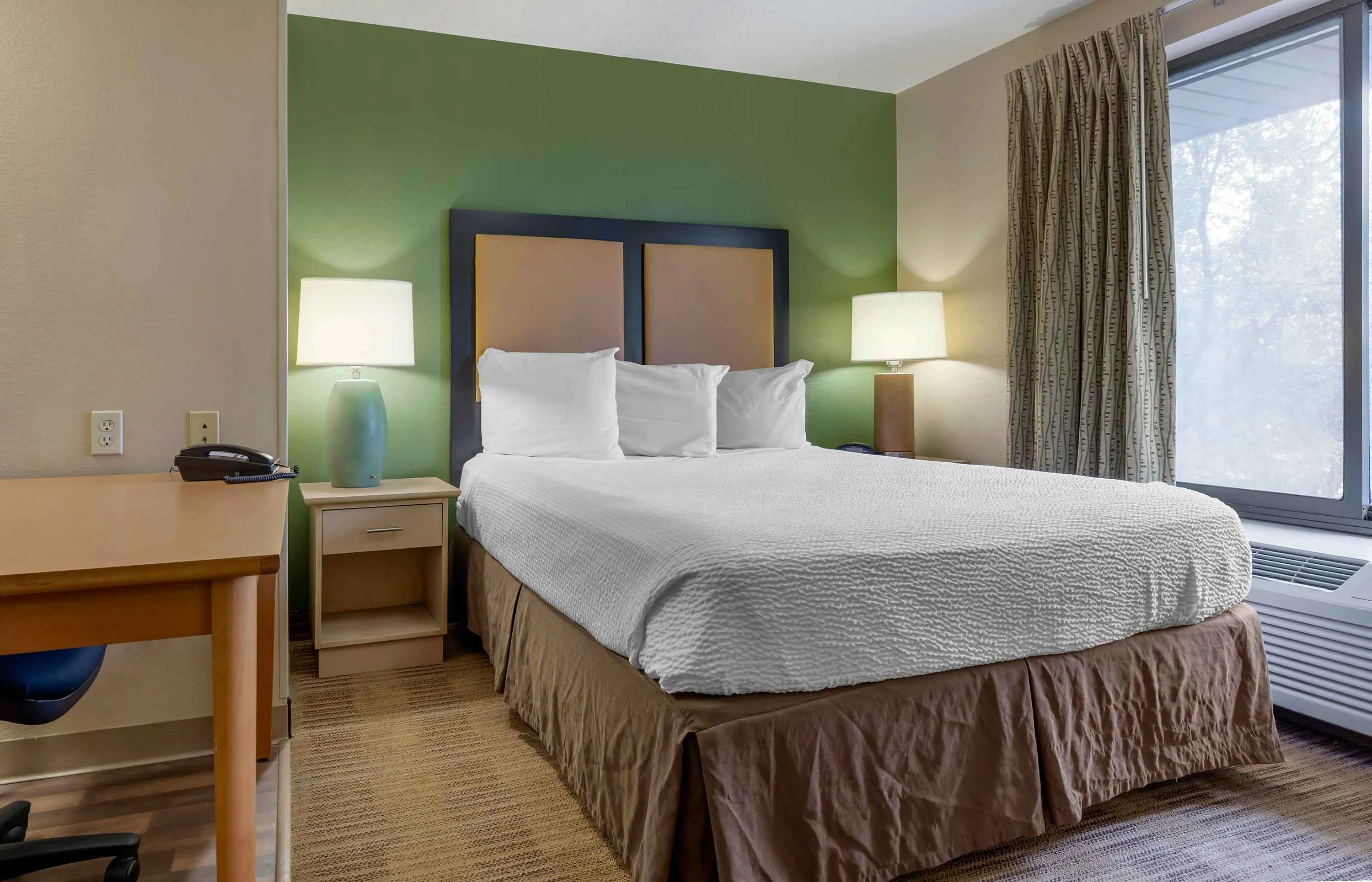 Deluxe Studio - 1 Queen Bed