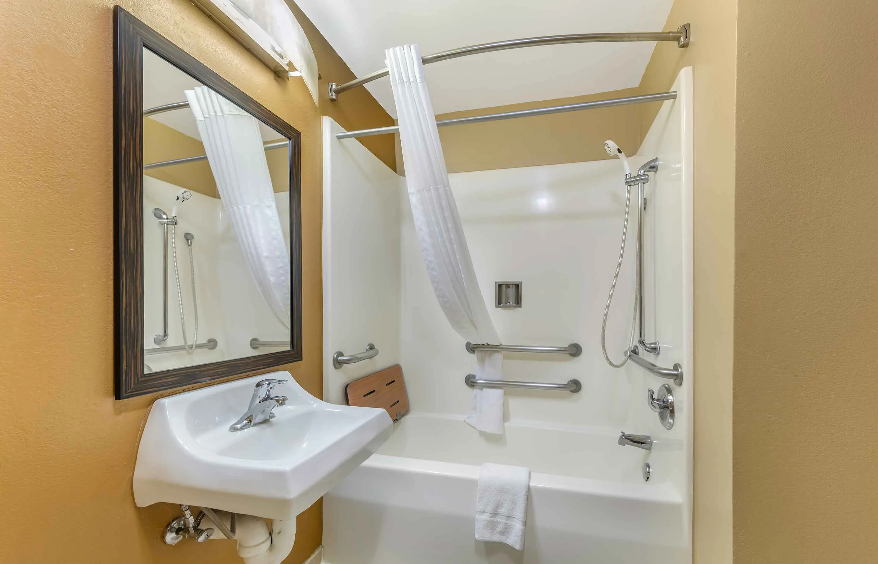 1 Bedroom Suite - 1 Queen Bed