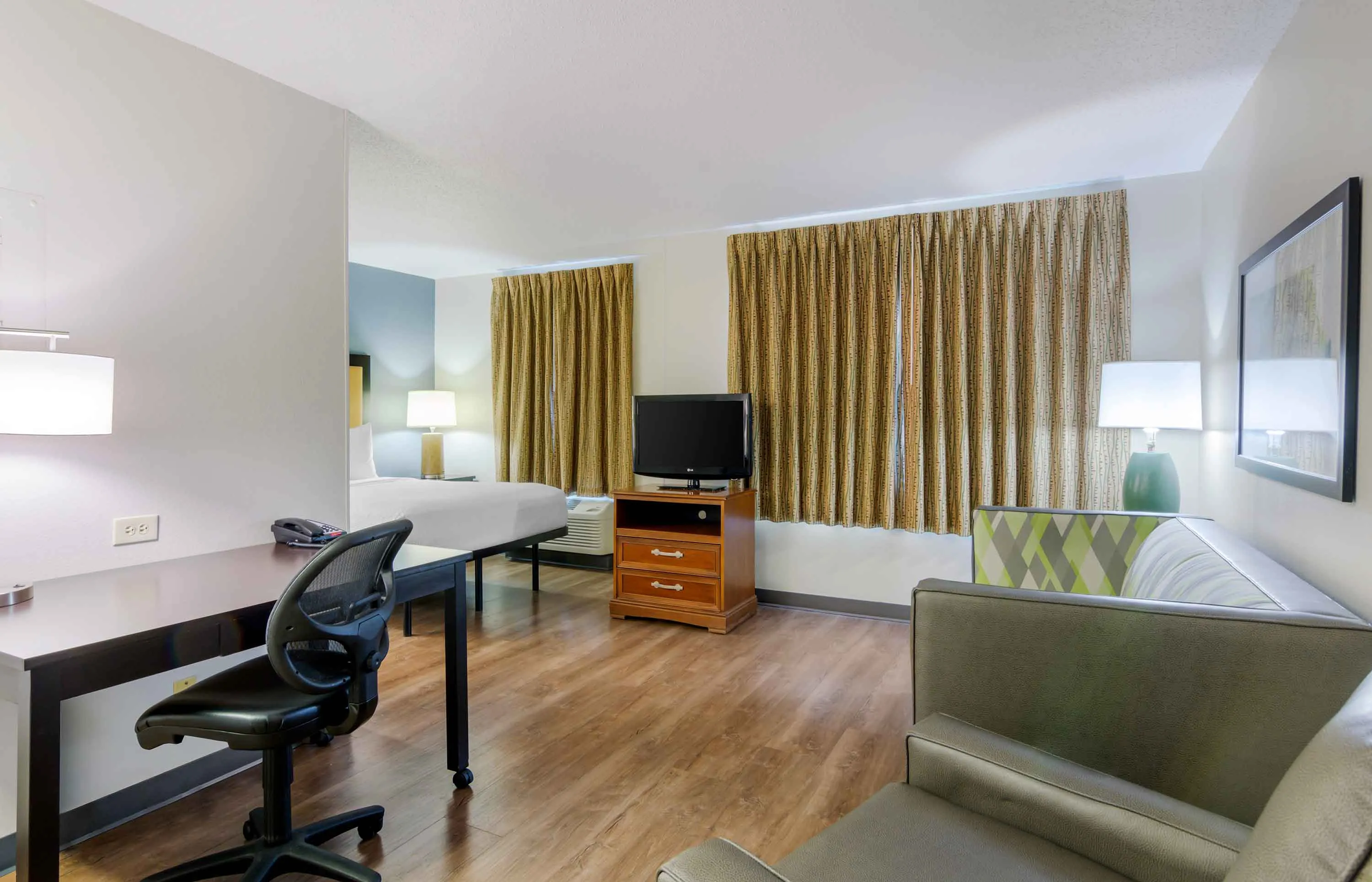 Deluxe Studio - 1 Queen Bed