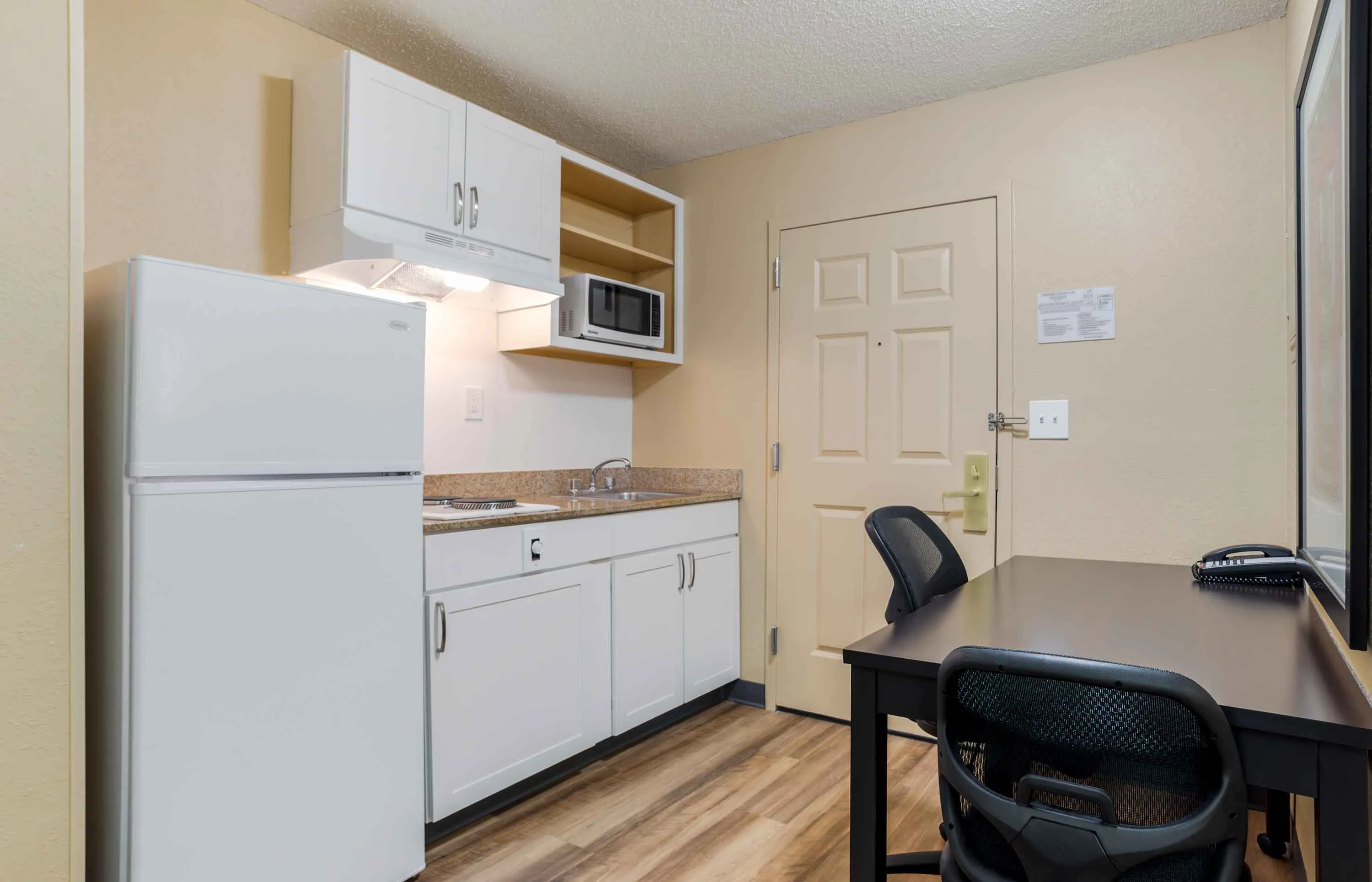 1 Bedroom Suite - 1 King Bed